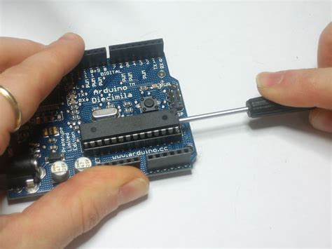 Replacing an Arduino Uno Microcontroller Chip .